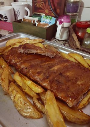 Una foto de Ribs de Cerdo con Papas Rústicas
