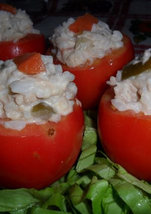 Una foto de Tomates rellenos con arroz, pickles y atún