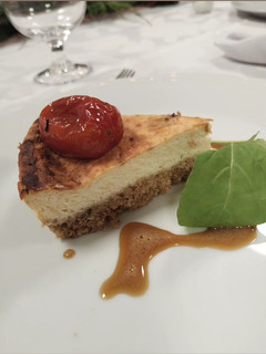 Una foto de Cheesecake salado con tomates confitados