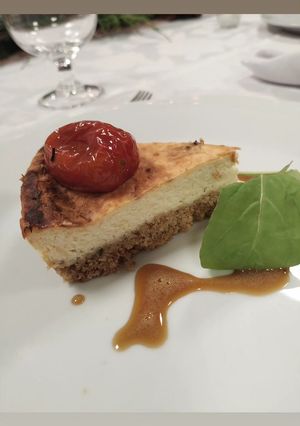Una foto de Cheesecake salado con tomates confitados