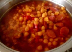 Una foto de Garbanzos Guisados con Salchichas y Tomate🍅