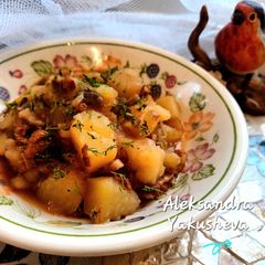 A picture of Potatoes with chanterelles in a slow cooker.