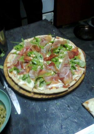 Una foto de Pizza de rúcula y jamón crudo