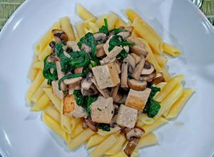 Foto de Tofu com cogumelos e espinafres