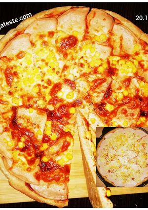 O poză a rețetei Pizza cu șuncă și porumb.