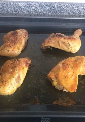Una foto de Muslos de pollo asados y punto