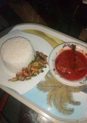 A picture of Shrimps/Vegs stir-fry sauce with White rice and fish stew #RC#.