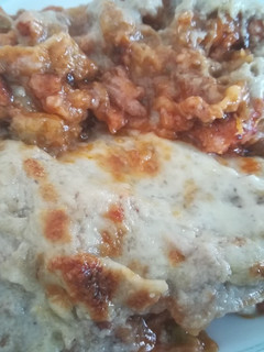 Una foto de Berenjenas rellenas con carne de pollo y bechamel de champiñón