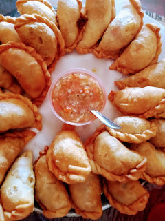Una foto de Empanadas fritas con salsa criolla