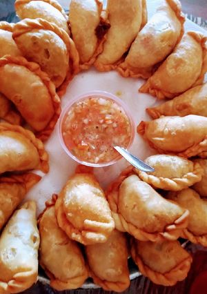 Una foto de Empanadas fritas con salsa criolla