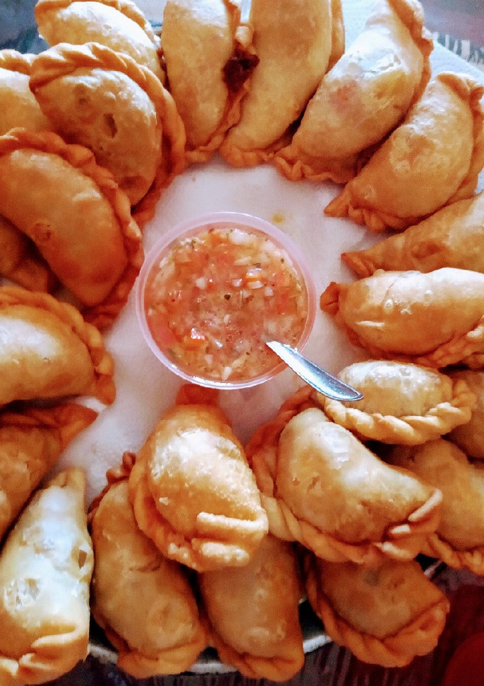 Una foto de Empanadas fritas con salsa criolla