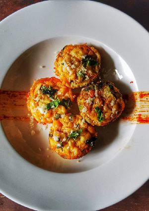 চিজি এগ ভেজ মাফিন (cheesy egg veg muffin recipe in Bengali) রেসিপির প্রধান ছবি