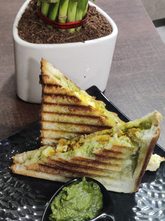 પનીર ટિક્કા ગ્રીલ સેન્ડવીચ (Paneer Tikka Grill Sandwich Recipe In Gujarati) રેસીપી મુખ્ય ફોટો