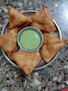 સમોસા(samosa recipe in Gujarati) રેસીપી મુખ્ય ફોટો