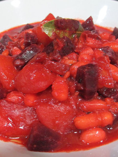 Una foto de Alubias blancas con remolacha y patata - veggie