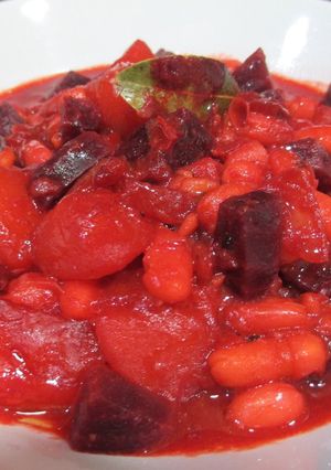 Una foto de Alubias blancas con remolacha y patata - veggie
