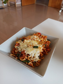 Una foto de Pasta gratinada con salsa de carne y espinacas