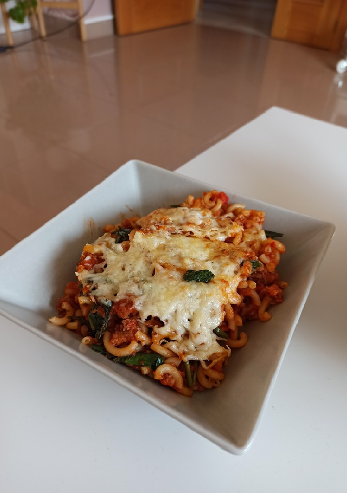 Una foto de Pasta gratinada con salsa de carne y espinacas