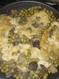 Scaloppine di pollo, piselli e funghi