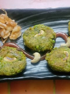 हरभरा कबाब (Hara Bhara Kabab Recipe In Marathi) रेसिपी चे मुख्य फोटो