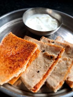 જુવાર નો મસાલા વાળો રોટલો રેસીપી મુખ્ય ફોટો