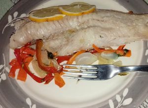 Una foto de Pescado con verduras al horno