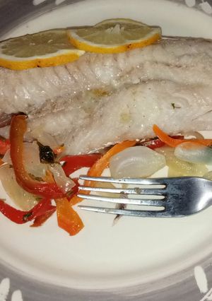 Una foto de Pescado con verduras al horno