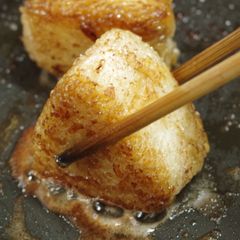 A picture of Sauteed rice ball, with oil and soy sauce.