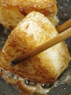 A picture of Sauteed rice ball, with oil and soy sauce.
