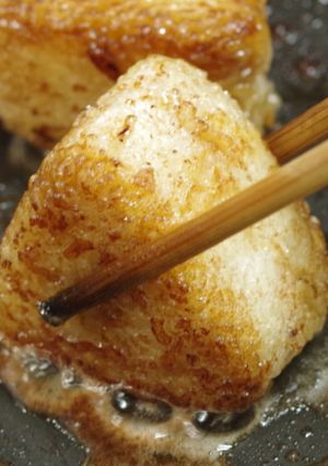 A picture of Sauteed rice ball, with oil and soy sauce.