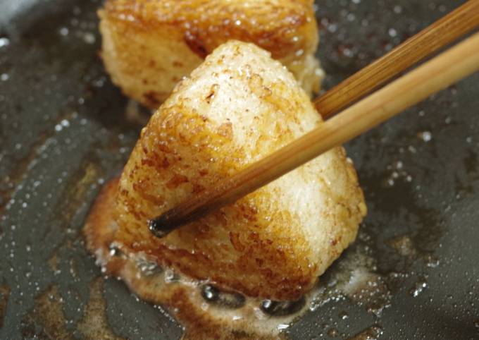 Sauteed rice ball, with oil and soy sauce