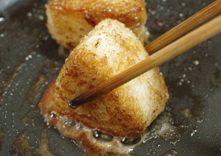 How to Prepare Homemade Sauteed rice ball, with oil and soy sauce