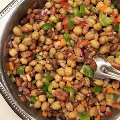 A picture of Chickpeas and kidney beans salad.