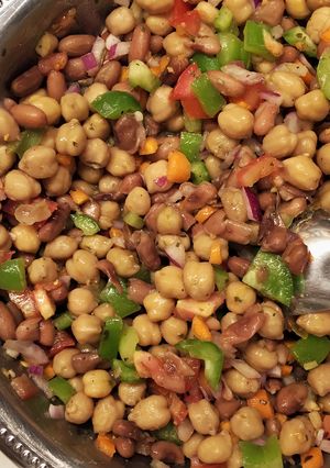 A picture of Chickpeas and kidney beans salad.