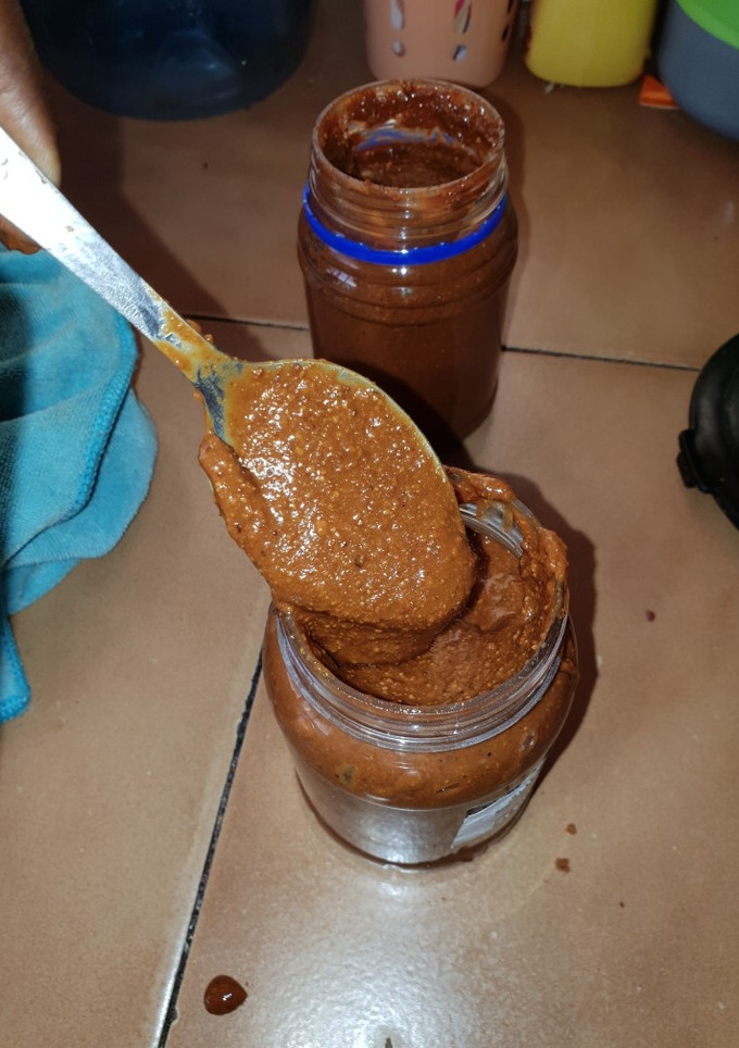 A picture of Home Made peanut Butter using Blender.