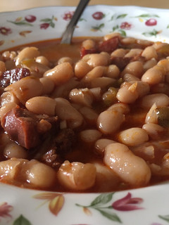 Una foto de Guiso de alubias de bote con chorizo y jamón