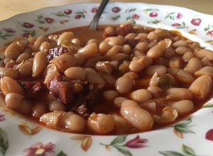 Foto principal de Guiso de alubias de bote con chorizo y jamón