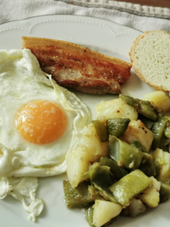 Una foto de Judía Verde salteada, Huevo frito y Panceta