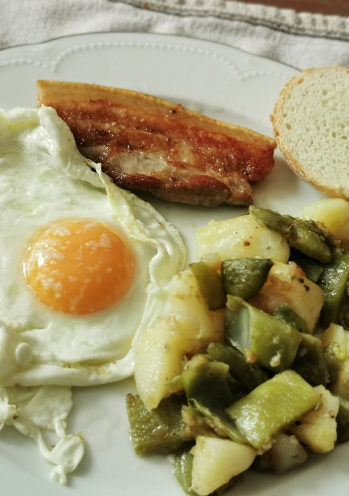 Una foto de Judía Verde salteada, Huevo frito y Panceta