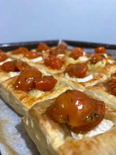 Una foto de Hojaldritos de queso brie y cherry