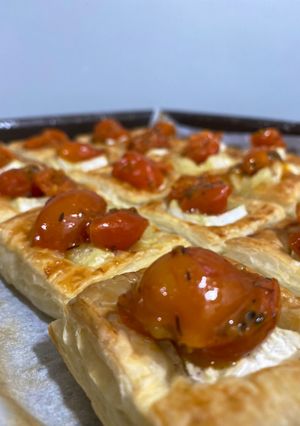 Una foto de Hojaldritos de queso brie y cherry