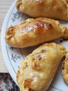 Una foto de Empanadas caseras de jamon de york y queso