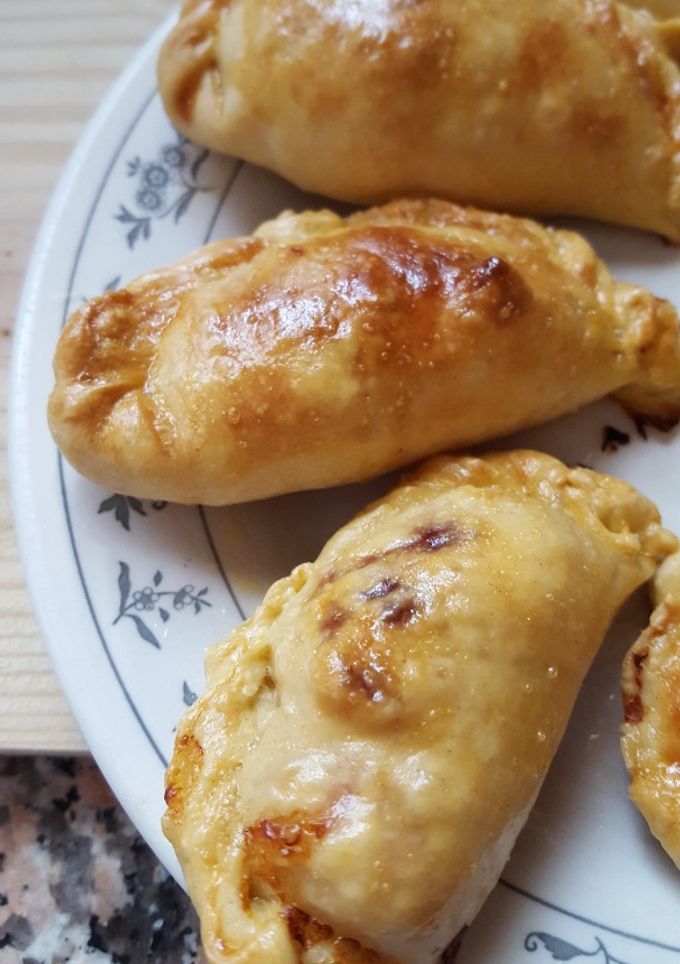 Una foto de Empanadas caseras de jamon de york y queso