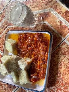 A picture of White yam and tomato sauce.