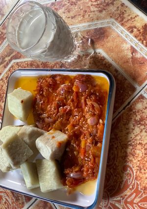 A picture of White yam and tomato sauce.