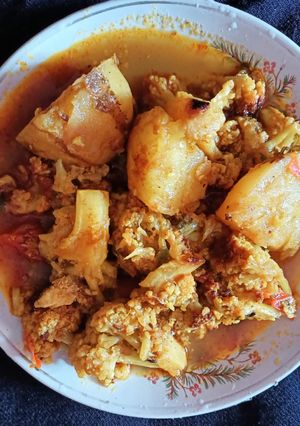আলু ফুলকপির ডালনা (aloo fulkopir dalna recipe in Bengali) রেসিপির প্রধান ছবি