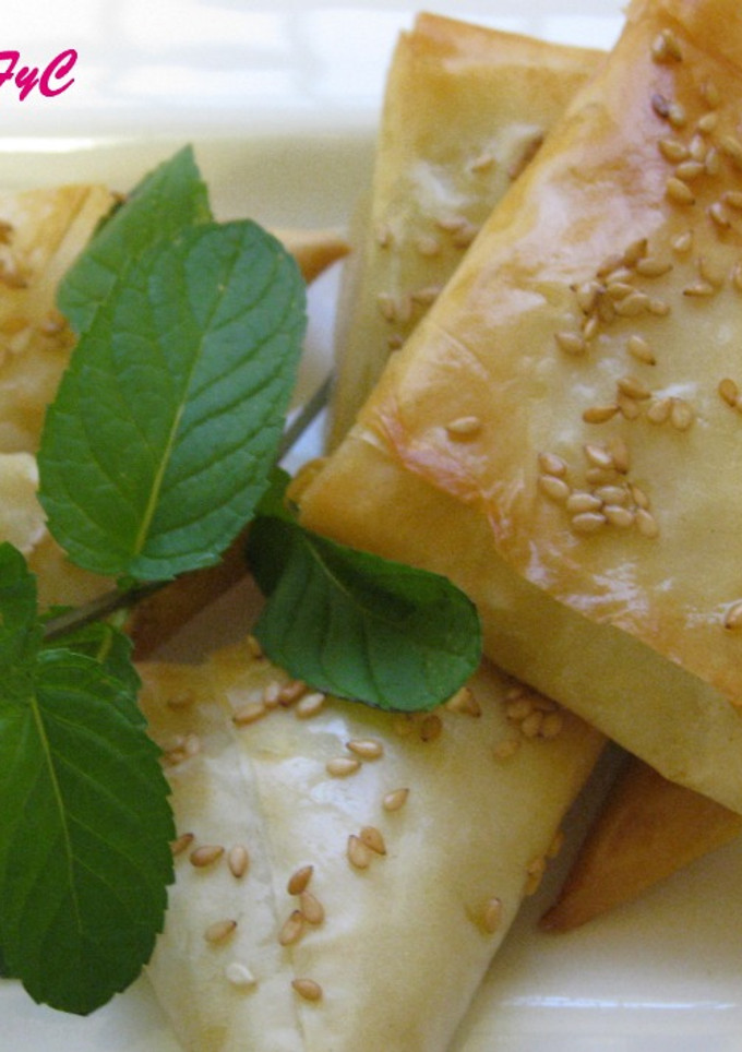 Una foto de Tiropitákia (Triángulos de Queso)