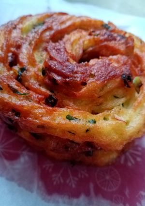 O poză a rețetei Rondele de cartofi cu brânză light și ceapă verde.