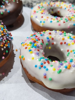 Una foto de Donas sin gluten decoradas