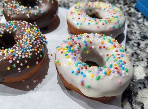 Una foto de Donas sin gluten decoradas